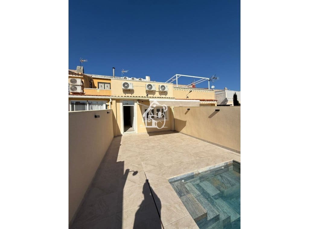 2 bedroom Townhouse for rent in Torrevieja with pool - € 1,400 (Ref: 9926574)