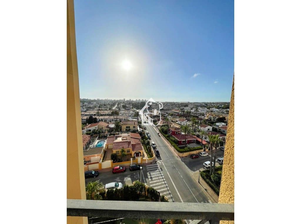 2 slaapkamer Appartement te huur in Torrevieja met zwembad garage - € 900 (Ref: 9926575)