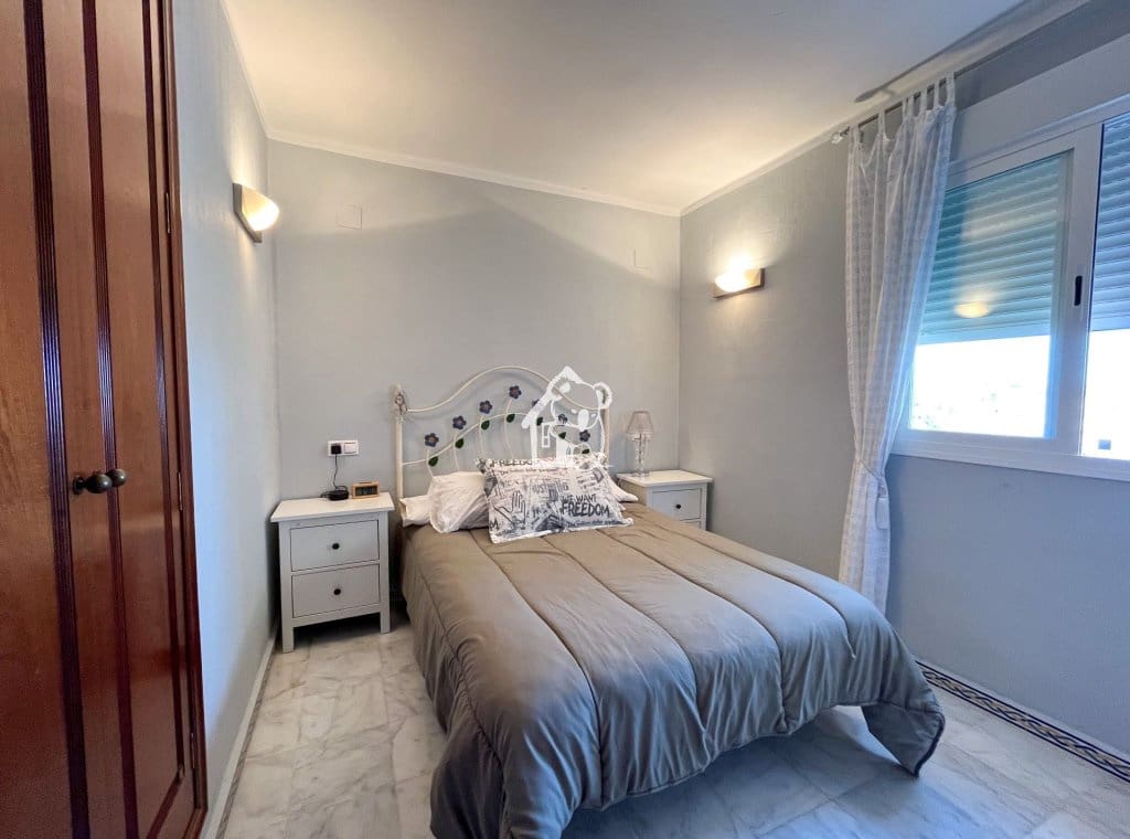 2 slaapkamer Appartement te huur in Torrevieja met zwembad garage - € 900 (Ref: 9926575)