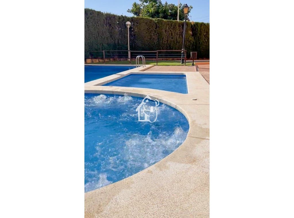 2 slaapkamer Appartement te huur in Torrevieja met zwembad garage - € 900 (Ref: 9926575)