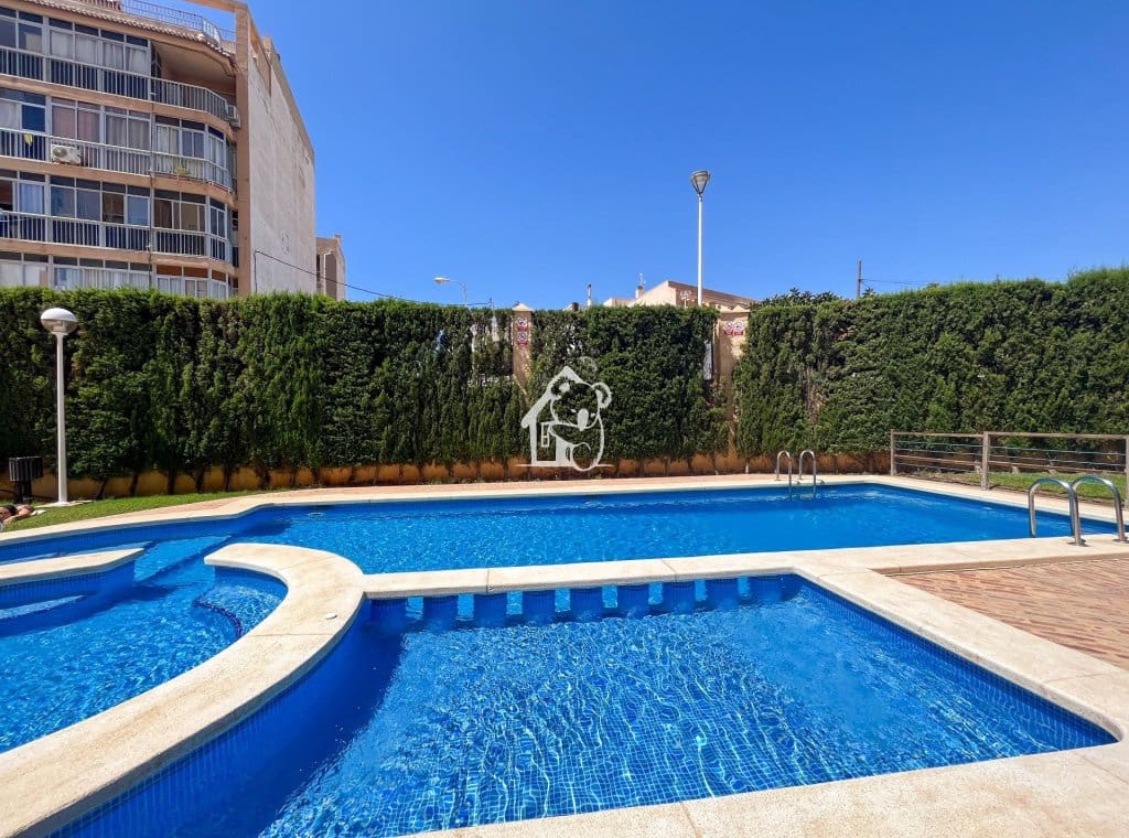 2 slaapkamer Appartement te huur in Torrevieja met zwembad garage - € 900 (Ref: 9926575)