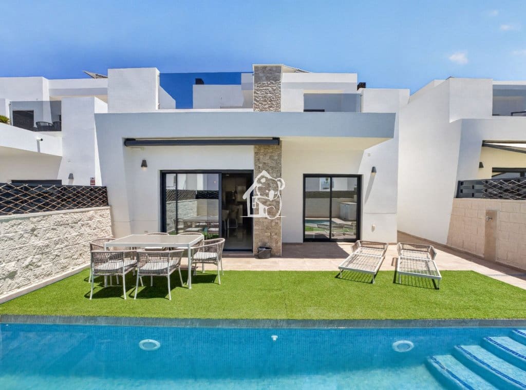Villa/Maison de 3 chambres à louer à Benijofar avec piscine - 2 350 € (Ref: 9928599)