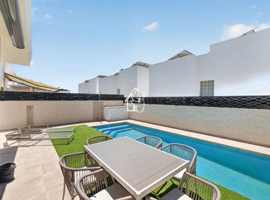 Villa/Maison de 3 chambres à louer à Benijofar avec piscine - 2 350 € (Ref: 9928599)