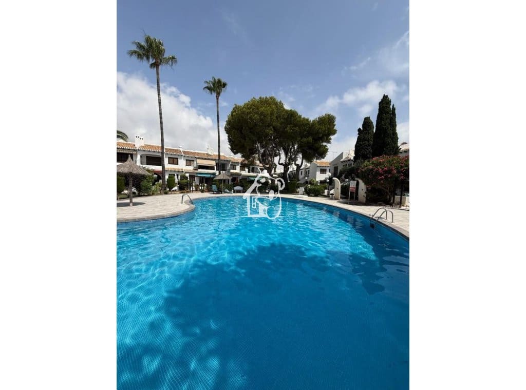 2 soveværelse Strandlejlighed til leje i Orihuela Costa med swimmingpool garage - € 1.450 (Ref: 9944989)