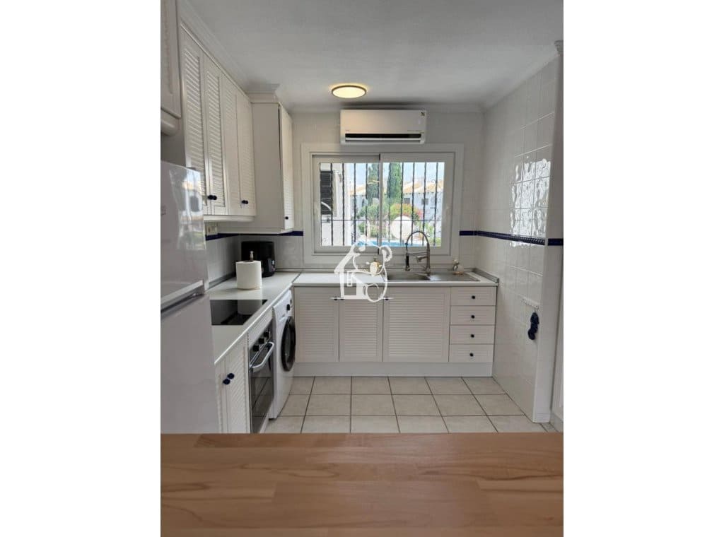 2 soveværelse Strandlejlighed til leje i Orihuela Costa med swimmingpool garage - € 1.450 (Ref: 9944989)