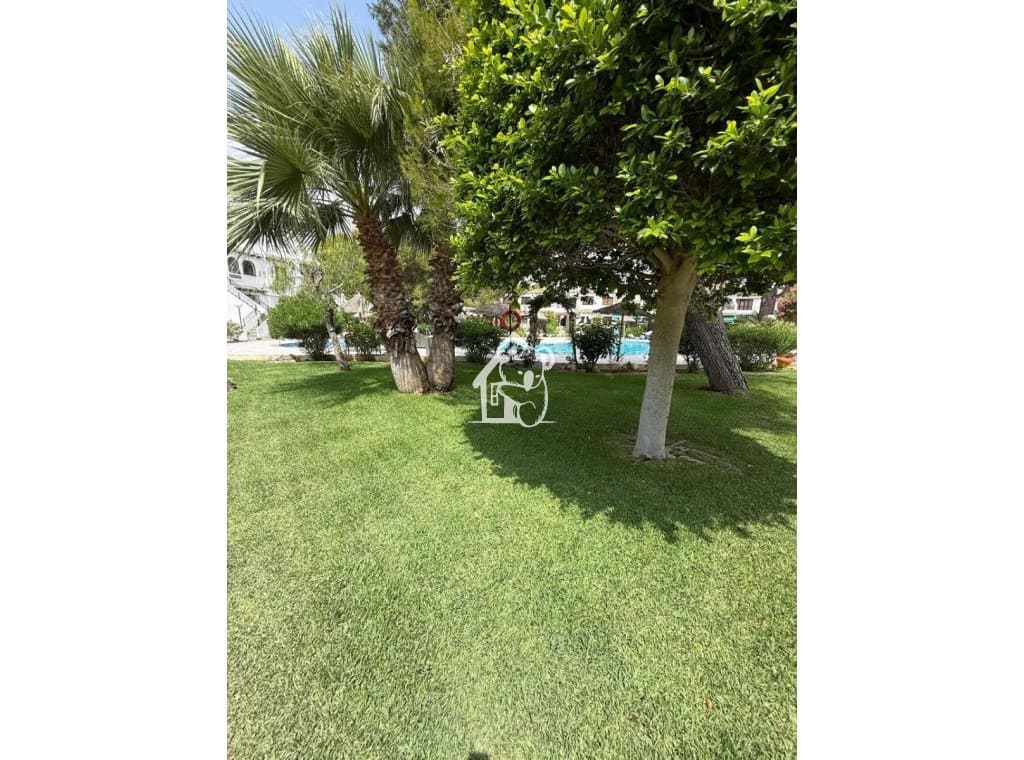 2 soveværelse Strandlejlighed til leje i Orihuela Costa med swimmingpool garage - € 1.450 (Ref: 9944989)