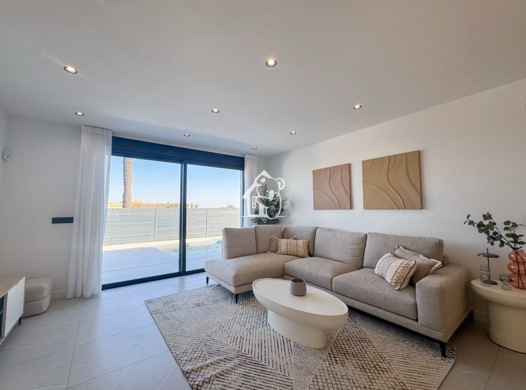 3 soverom Villa til salgs i Torrevieja med svømmebasseng garasje - € 585 000 (Ref: 9946869)