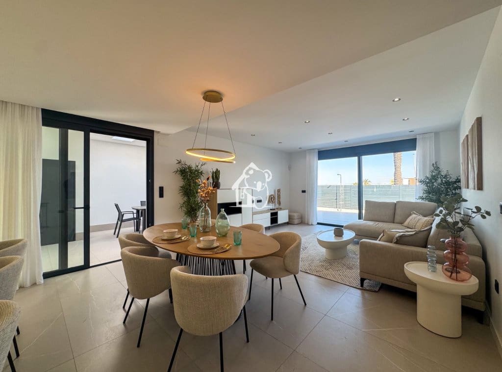3 soverom Villa til salgs i Torrevieja med svømmebasseng garasje - € 585 000 (Ref: 9946869)