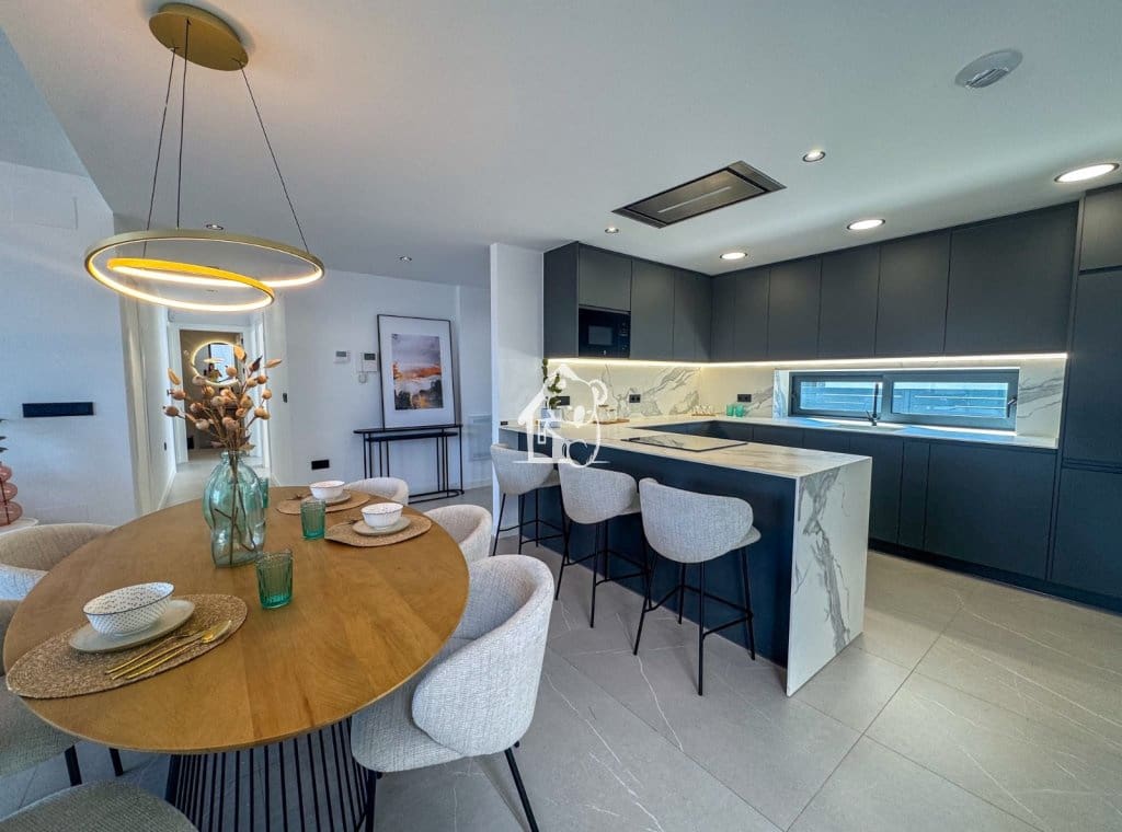 3 soverom Villa til salgs i Torrevieja med svømmebasseng garasje - € 585 000 (Ref: 9946869)