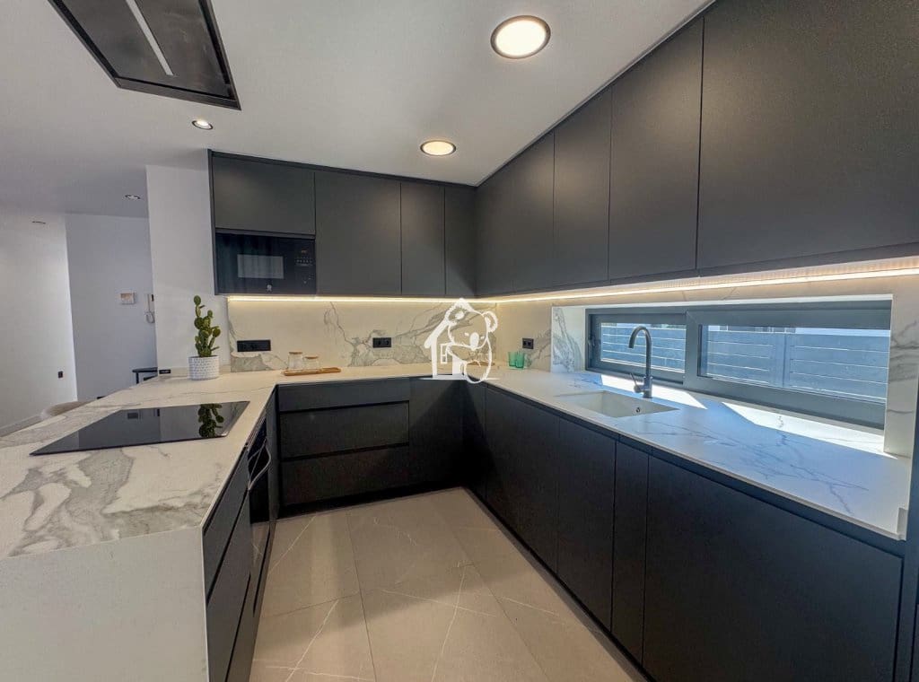 3 soverom Villa til salgs i Torrevieja med svømmebasseng garasje - € 585 000 (Ref: 9946869)