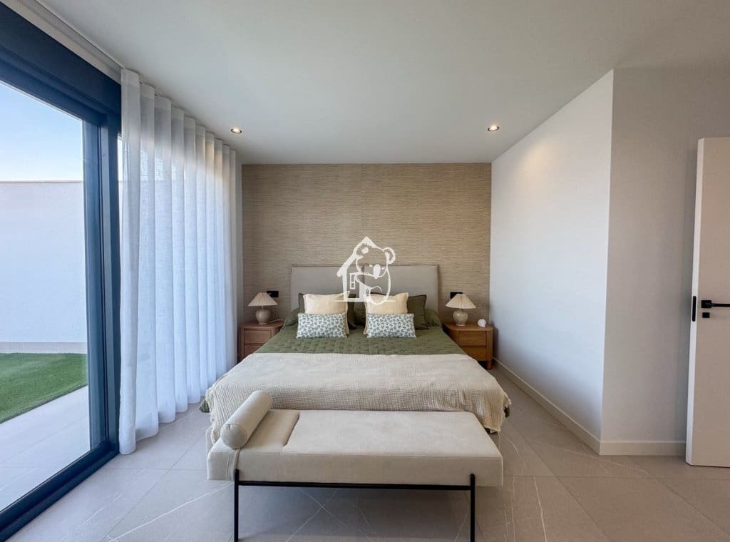3 soverom Villa til salgs i Torrevieja med svømmebasseng garasje - € 585 000 (Ref: 9946869)