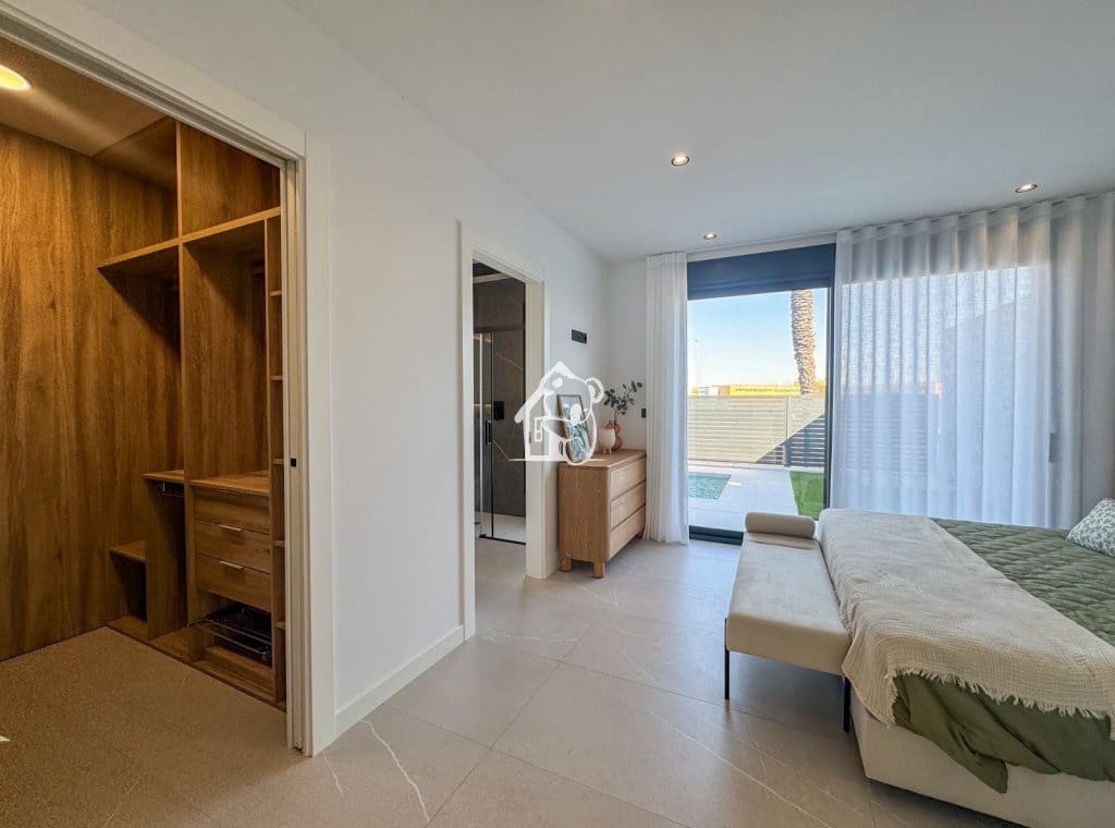 3 soverom Villa til salgs i Torrevieja med svømmebasseng garasje - € 585 000 (Ref: 9946869)