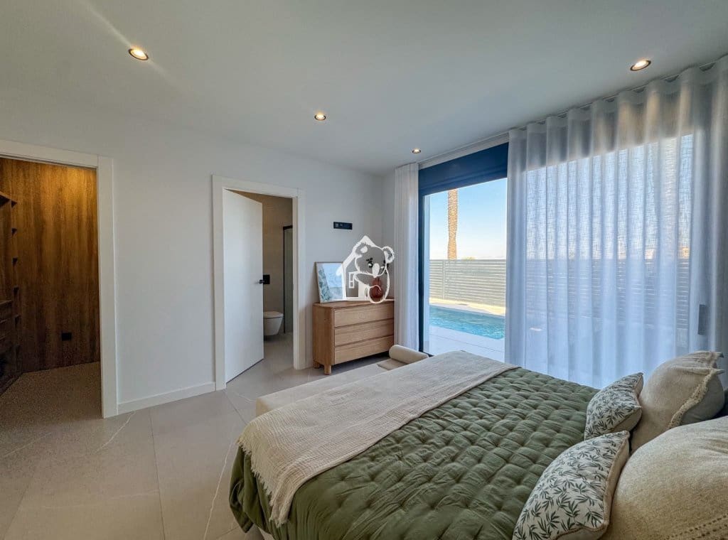 3 soverom Villa til salgs i Torrevieja med svømmebasseng garasje - € 585 000 (Ref: 9946869)
