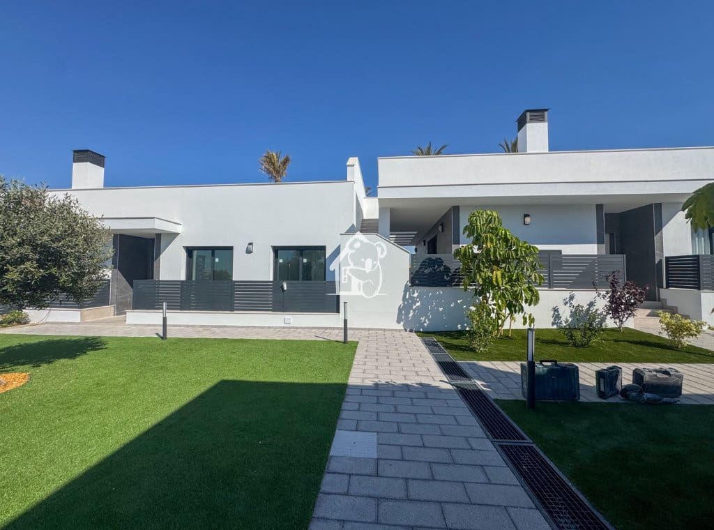 3 soverom Villa til salgs i Torrevieja med svømmebasseng garasje - € 585 000 (Ref: 9946869)