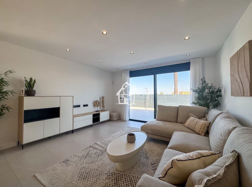 3 soverom Villa til salgs i Torrevieja med svømmebasseng garasje - € 585 000 (Ref: 9946869)