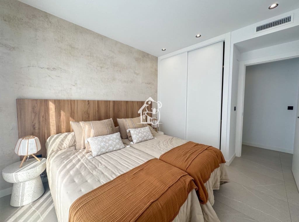 3 soverom Villa til salgs i Torrevieja med svømmebasseng garasje - € 585 000 (Ref: 9946869)