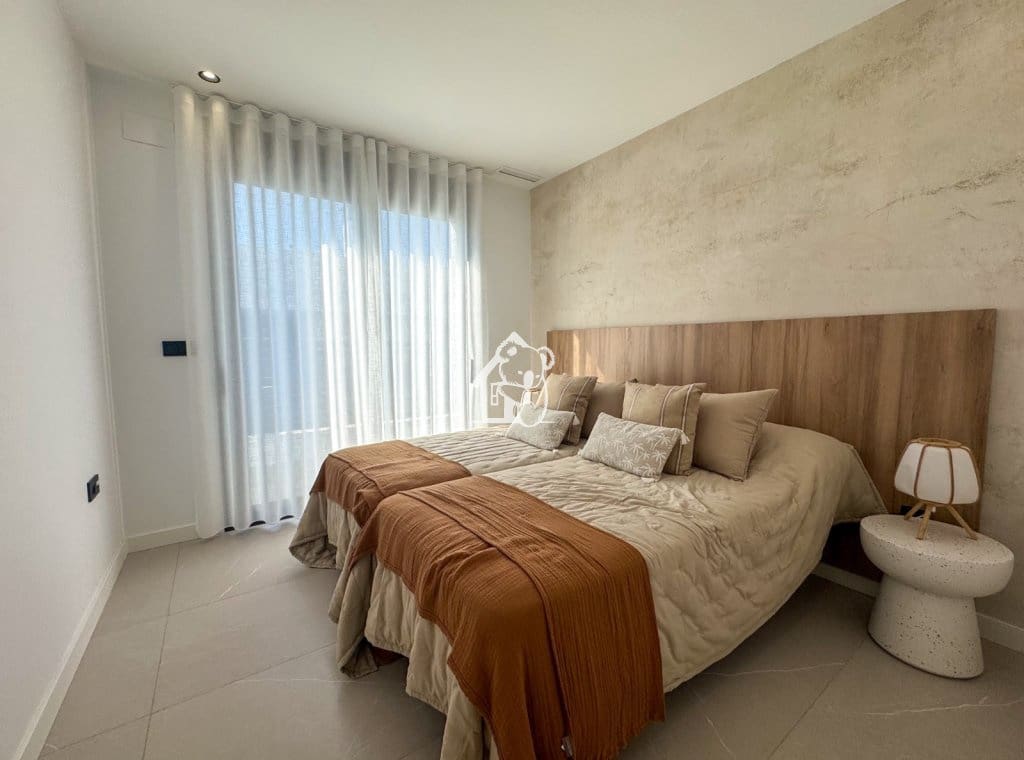 3 soverom Villa til salgs i Torrevieja med svømmebasseng garasje - € 585 000 (Ref: 9946869)