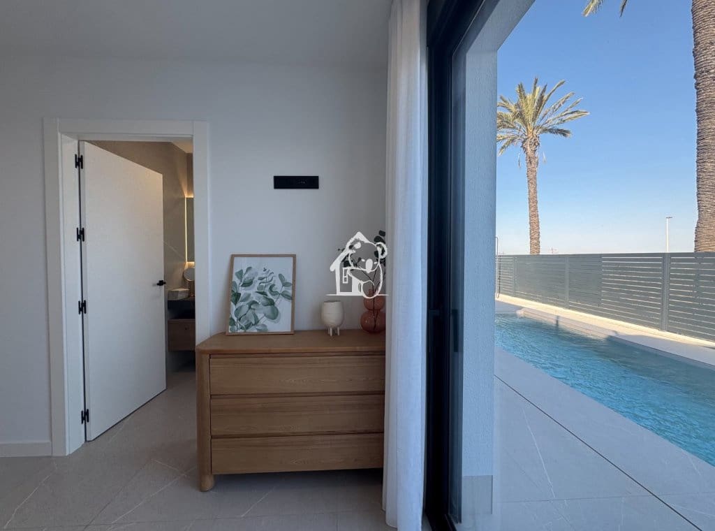 3 soverom Villa til salgs i Torrevieja med svømmebasseng garasje - € 585 000 (Ref: 9946869)