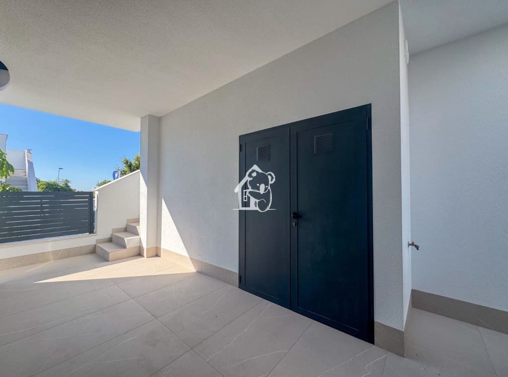 3 soverom Villa til salgs i Torrevieja med svømmebasseng garasje - € 585 000 (Ref: 9946869)