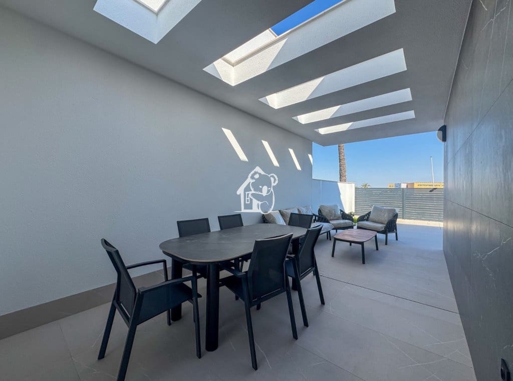 3 soverom Villa til salgs i Torrevieja med svømmebasseng garasje - € 585 000 (Ref: 9946869)