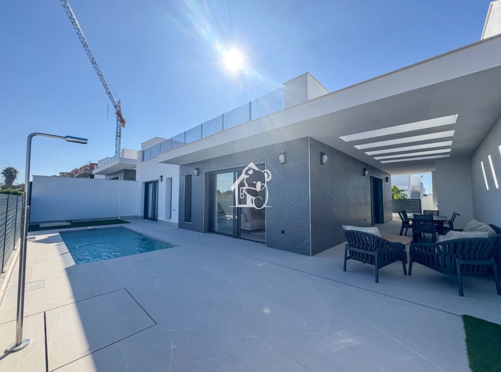 3 soverom Villa til salgs i Torrevieja med svømmebasseng garasje - € 585 000 (Ref: 9946869)