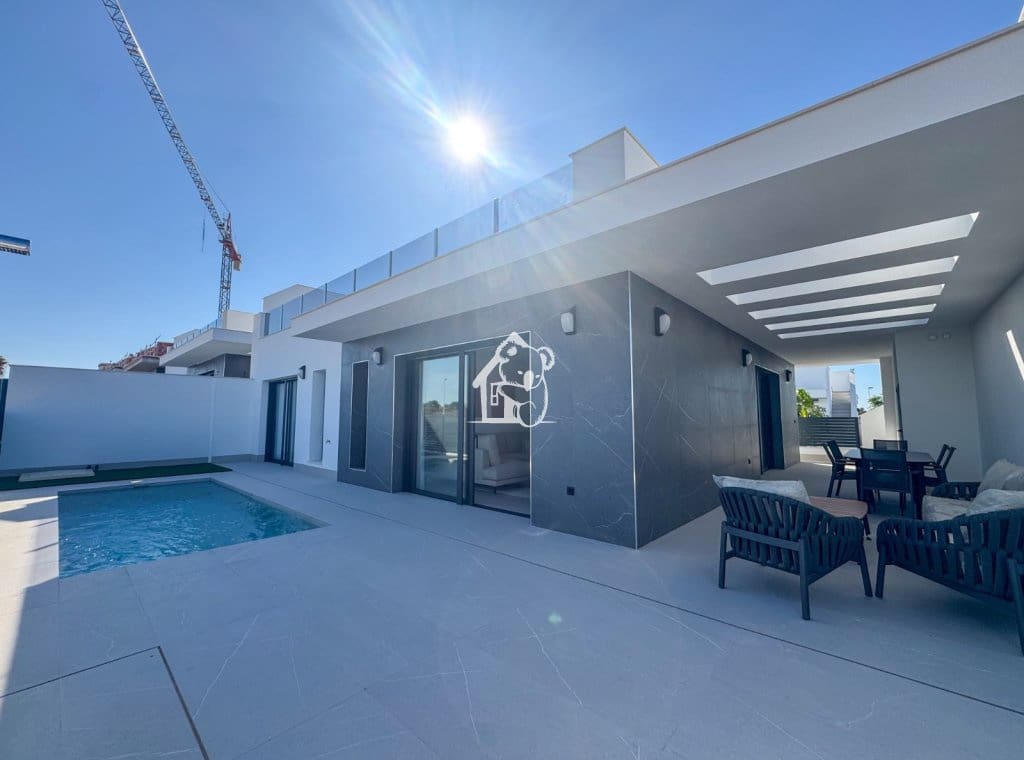 3 soverom Villa til salgs i Torrevieja med svømmebasseng garasje - € 585 000 (Ref: 9946869)