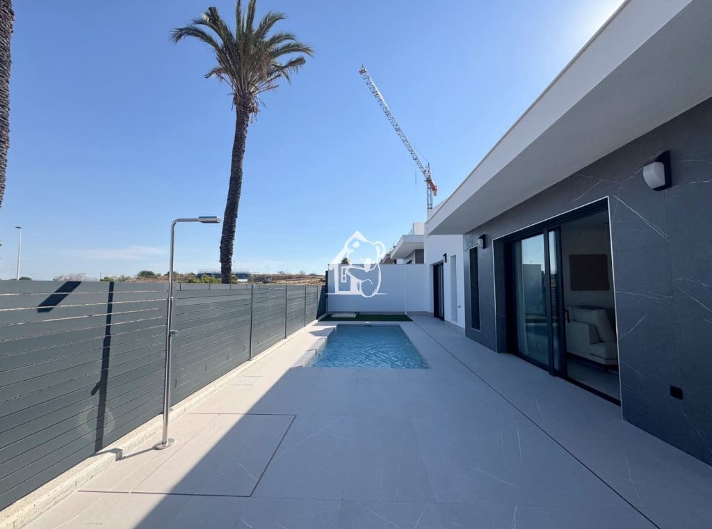 3 soverom Villa til salgs i Torrevieja med svømmebasseng garasje - € 585 000 (Ref: 9946869)