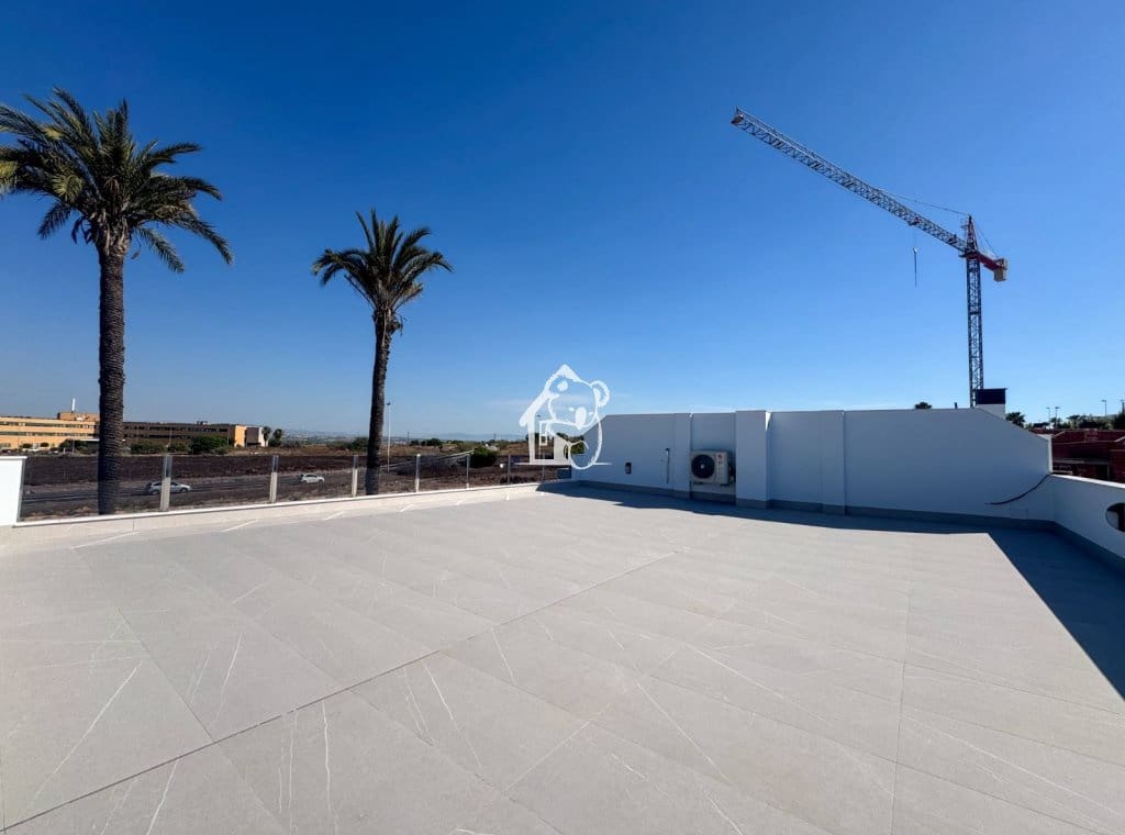 3 soverom Villa til salgs i Torrevieja med svømmebasseng garasje - € 585 000 (Ref: 9946869)