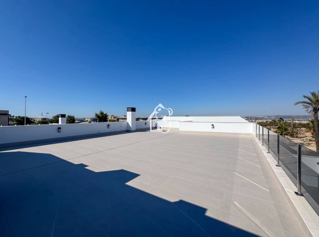 3 soverom Villa til salgs i Torrevieja med svømmebasseng garasje - € 585 000 (Ref: 9946869)