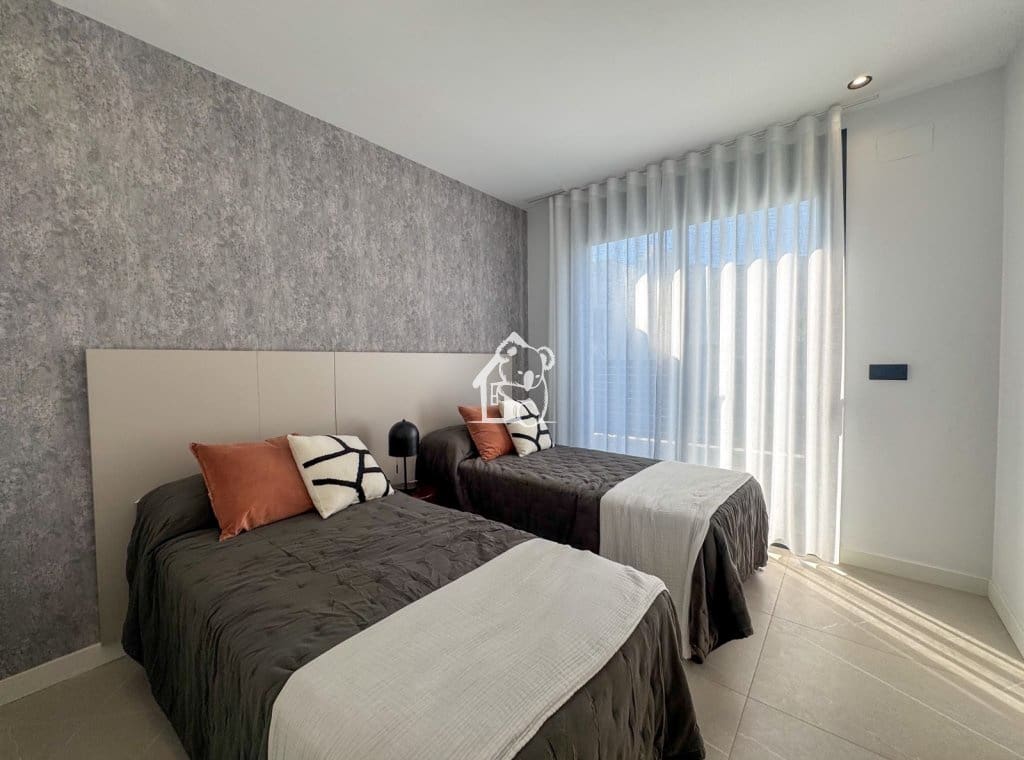 3 soverom Villa til salgs i Torrevieja med svømmebasseng garasje - € 585 000 (Ref: 9946869)