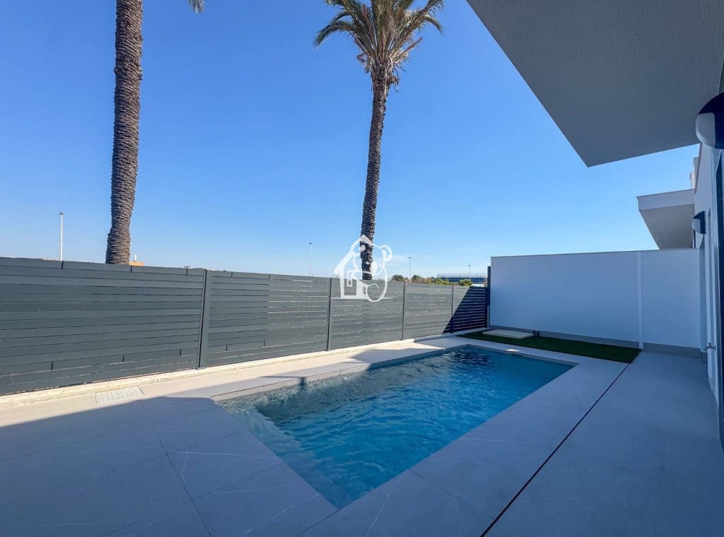 3 soverom Villa til salgs i Torrevieja med svømmebasseng garasje - € 585 000 (Ref: 9946869)