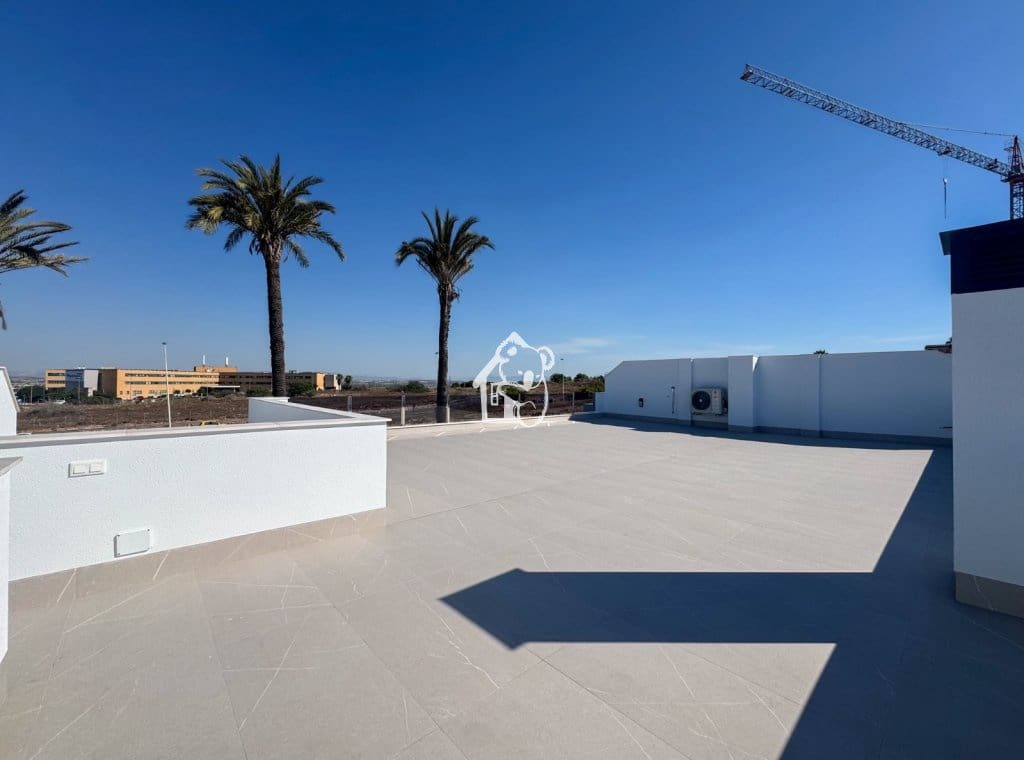 3 soverom Villa til salgs i Torrevieja med svømmebasseng garasje - € 585 000 (Ref: 9946869)