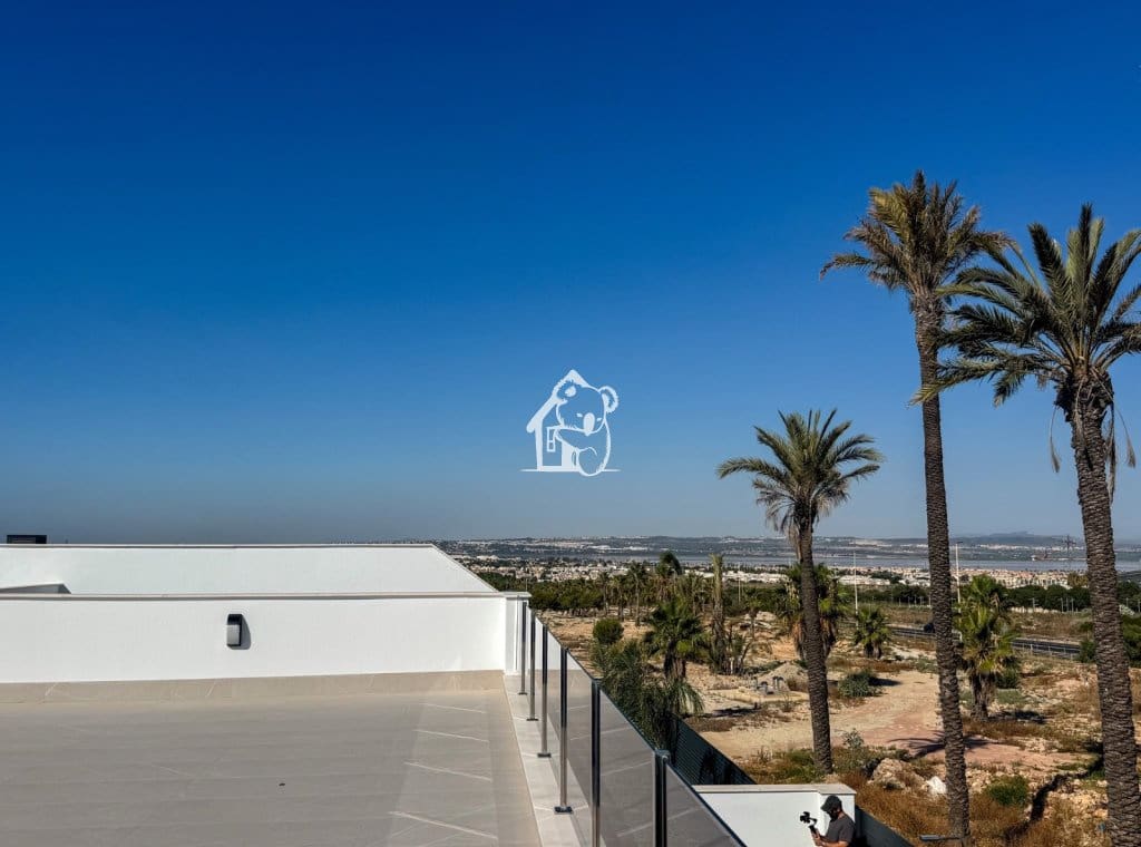 3 soverom Villa til salgs i Torrevieja med svømmebasseng garasje - € 585 000 (Ref: 9946869)