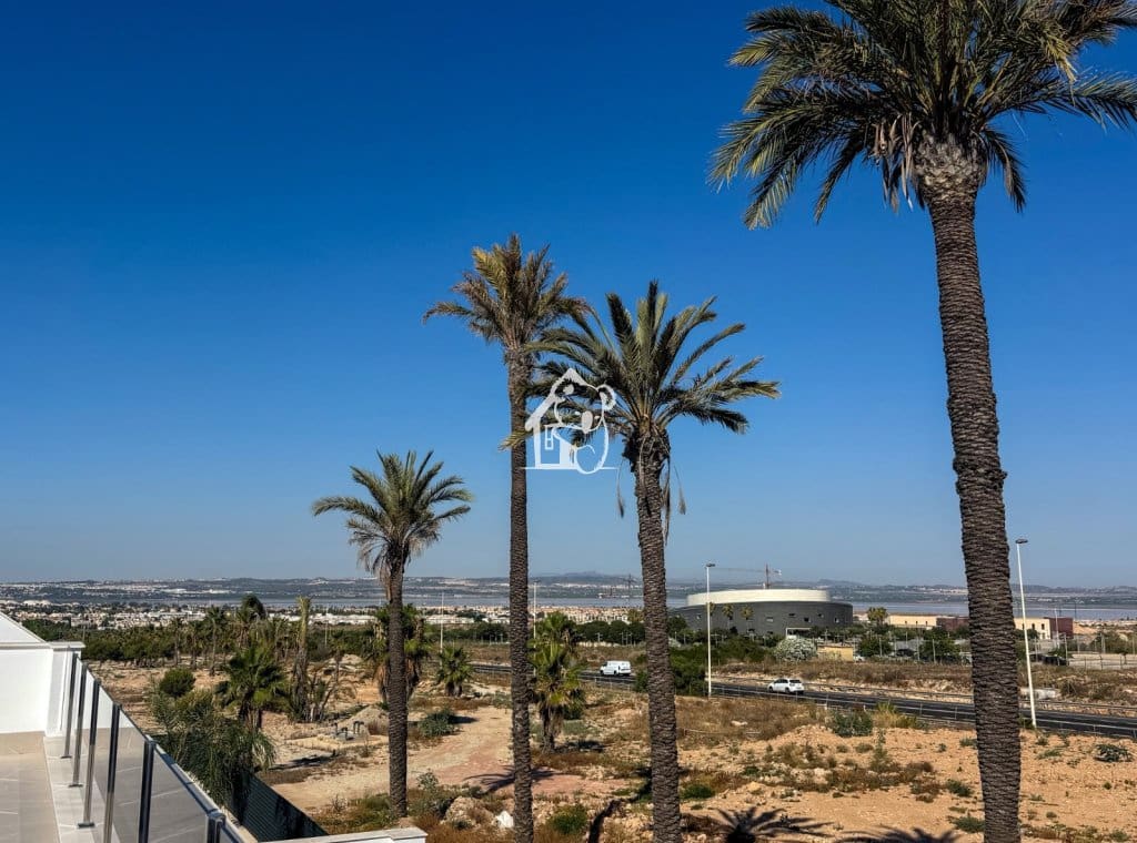 3 soverom Villa til salgs i Torrevieja med svømmebasseng garasje - € 585 000 (Ref: 9946869)