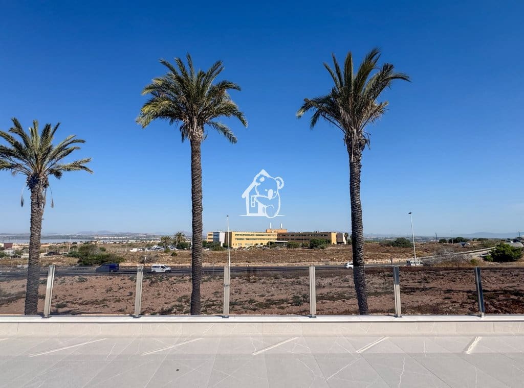3 soverom Villa til salgs i Torrevieja med svømmebasseng garasje - € 585 000 (Ref: 9946869)