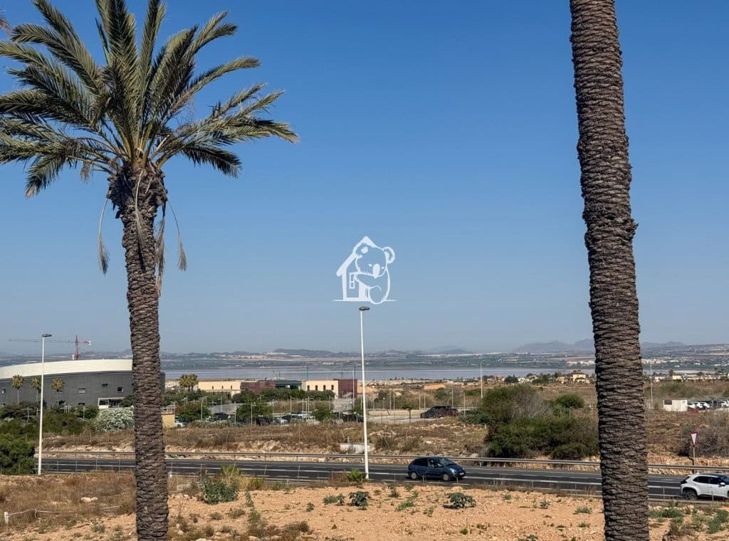 3 soverom Villa til salgs i Torrevieja med svømmebasseng garasje - € 585 000 (Ref: 9946869)