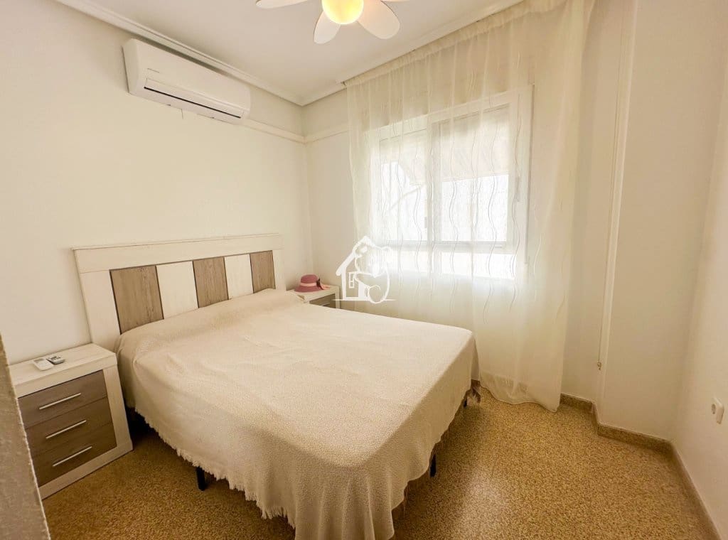 Piso de 2 habitaciones en Guardamar del Segura en alquiler - 850 € (Ref: 9949022)