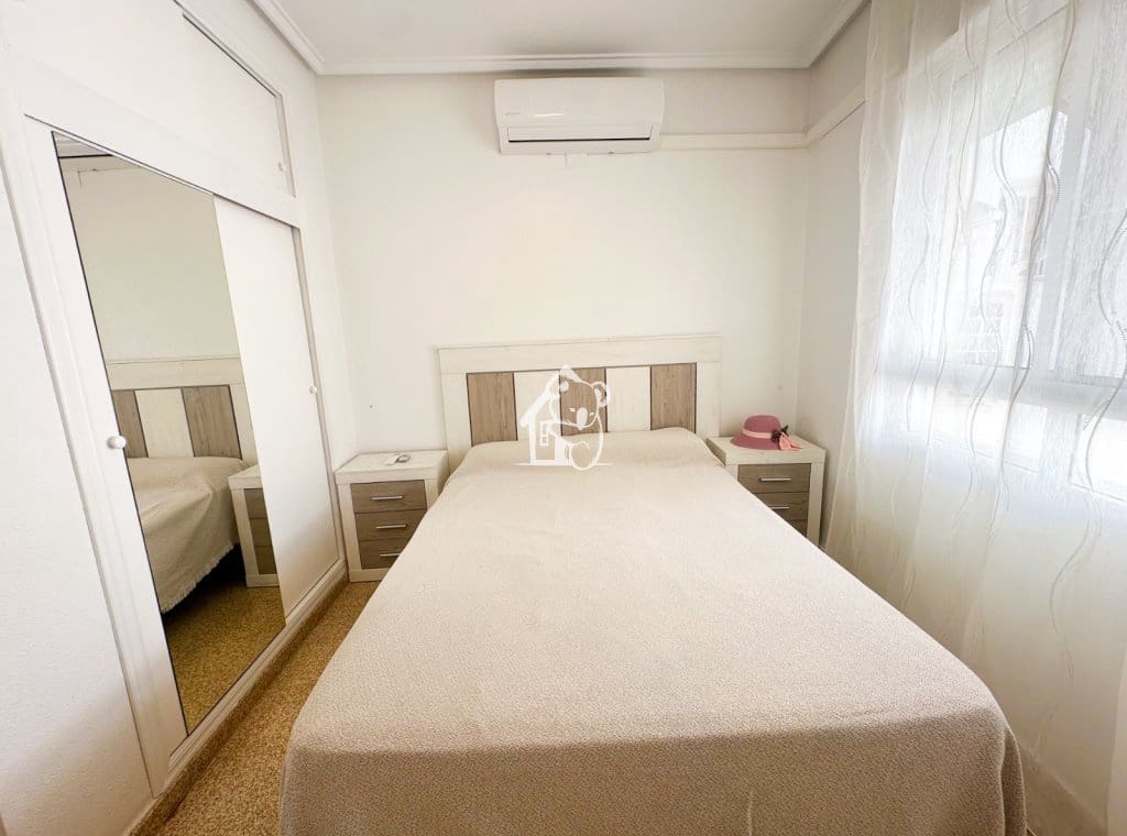 Piso de 2 habitaciones en Guardamar del Segura en alquiler - 850 € (Ref: 9949022)