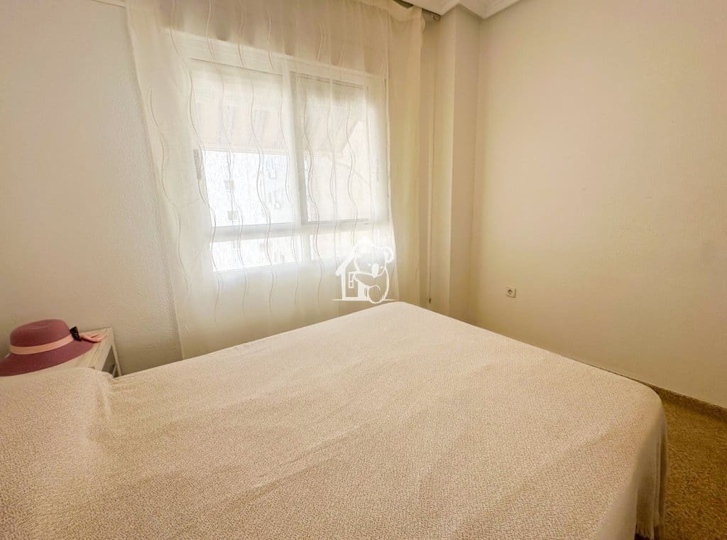 Piso de 2 habitaciones en Guardamar del Segura en alquiler - 850 € (Ref: 9949022)