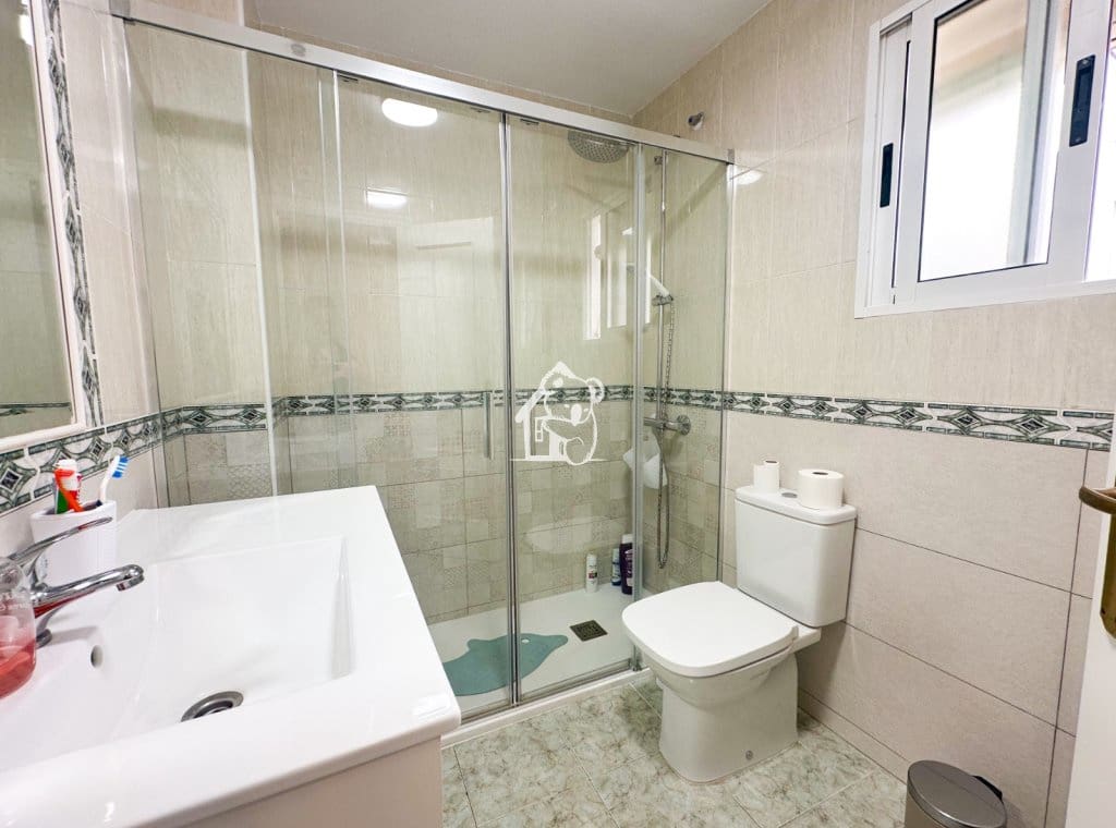 Piso de 2 habitaciones en Guardamar del Segura en alquiler - 850 € (Ref: 9949022)