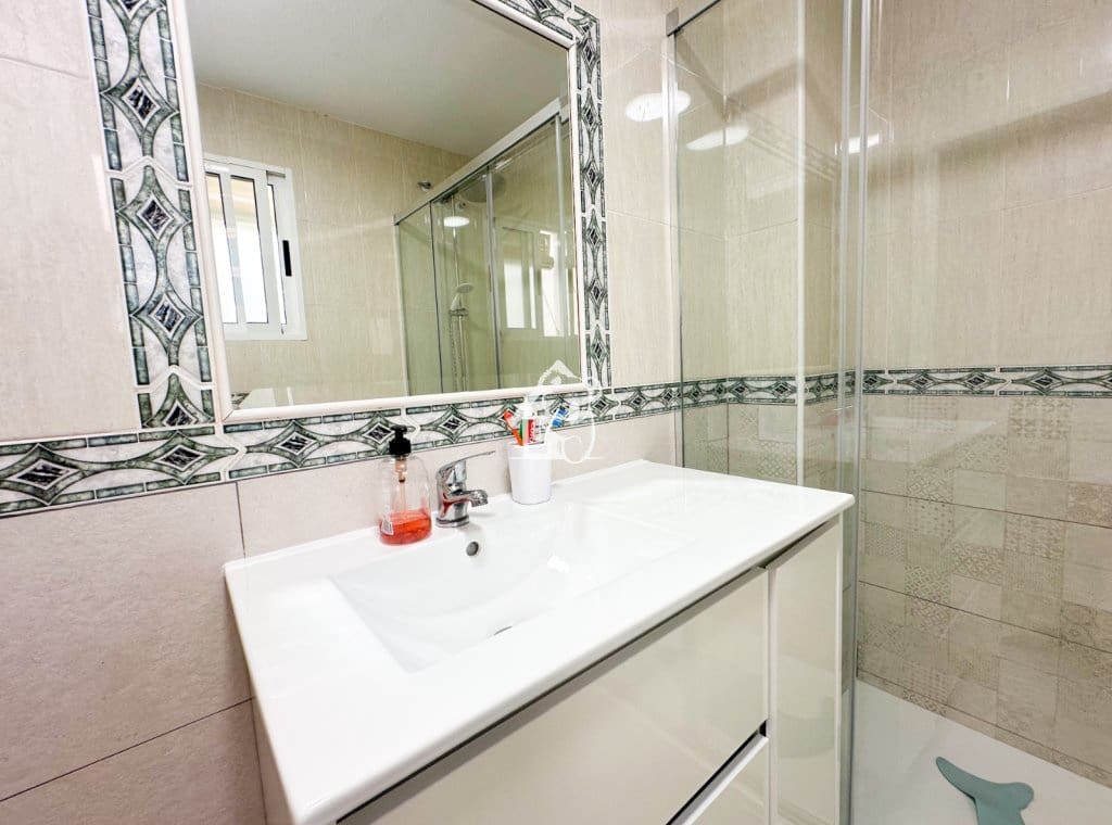 Piso de 2 habitaciones en Guardamar del Segura en alquiler - 850 € (Ref: 9949022)
