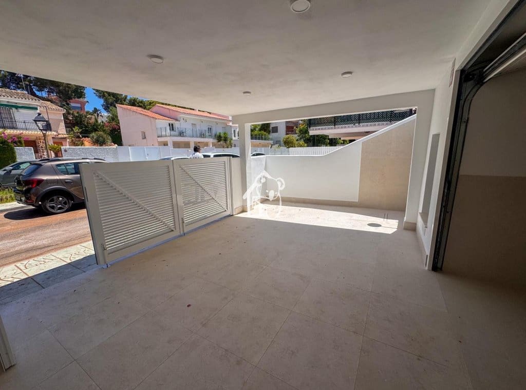 Maison de Ville de 4 chambres à louer à Dehesa de Campoamor avec garage - 2 500 € (Ref: 9949023)
