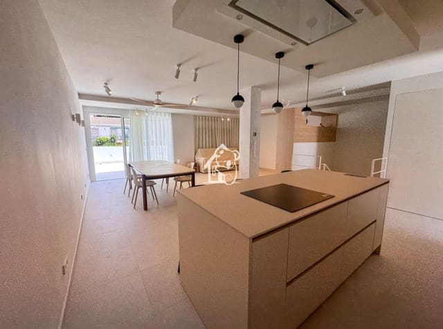 Maison de Ville de 4 chambres à louer à Dehesa de Campoamor, Orihuela avec garage - 2 500 € (Ref: 9949023)