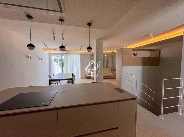 Maison de Ville de 4 chambres à louer à Dehesa de Campoamor, Orihuela avec garage - 2 500 € (Ref: 9949023)