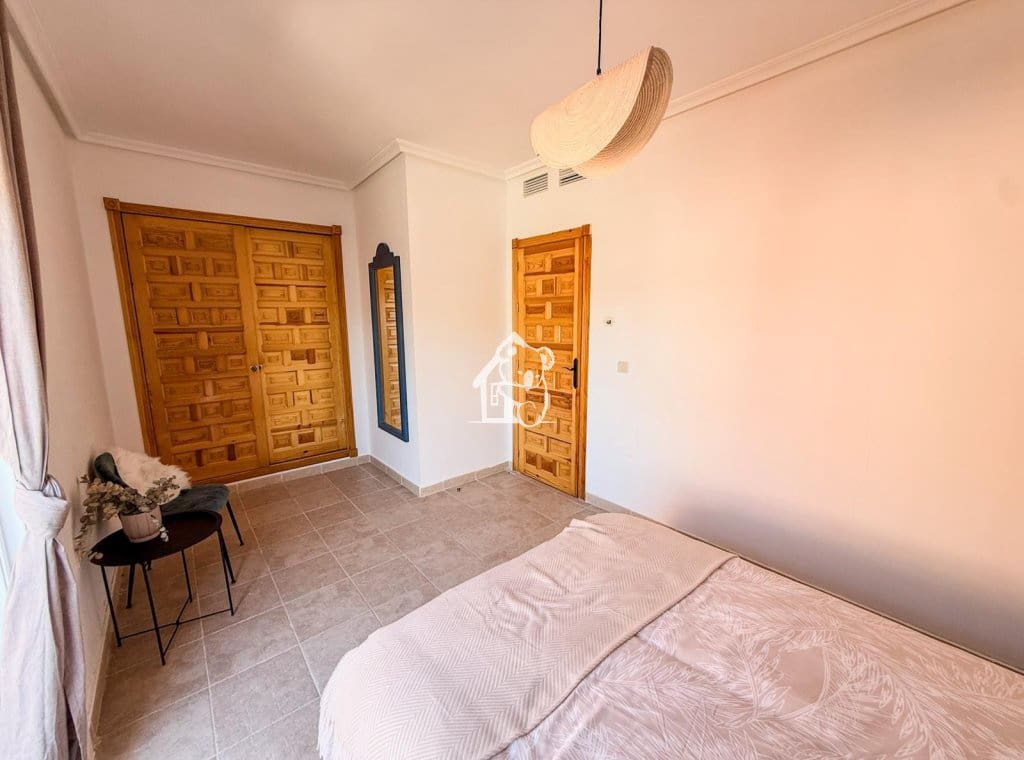 2 makuuhuone Omakotitalo vuokrattavana paikassa Roldan mukana uima-altaan 
autotalli - 850 € (Ref: 9949024)