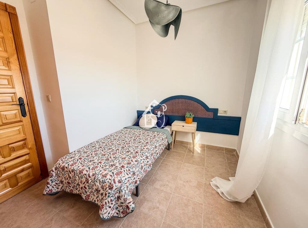 2 makuuhuone Omakotitalo vuokrattavana paikassa Roldan mukana uima-altaan 
autotalli - 850 € (Ref: 9949024)