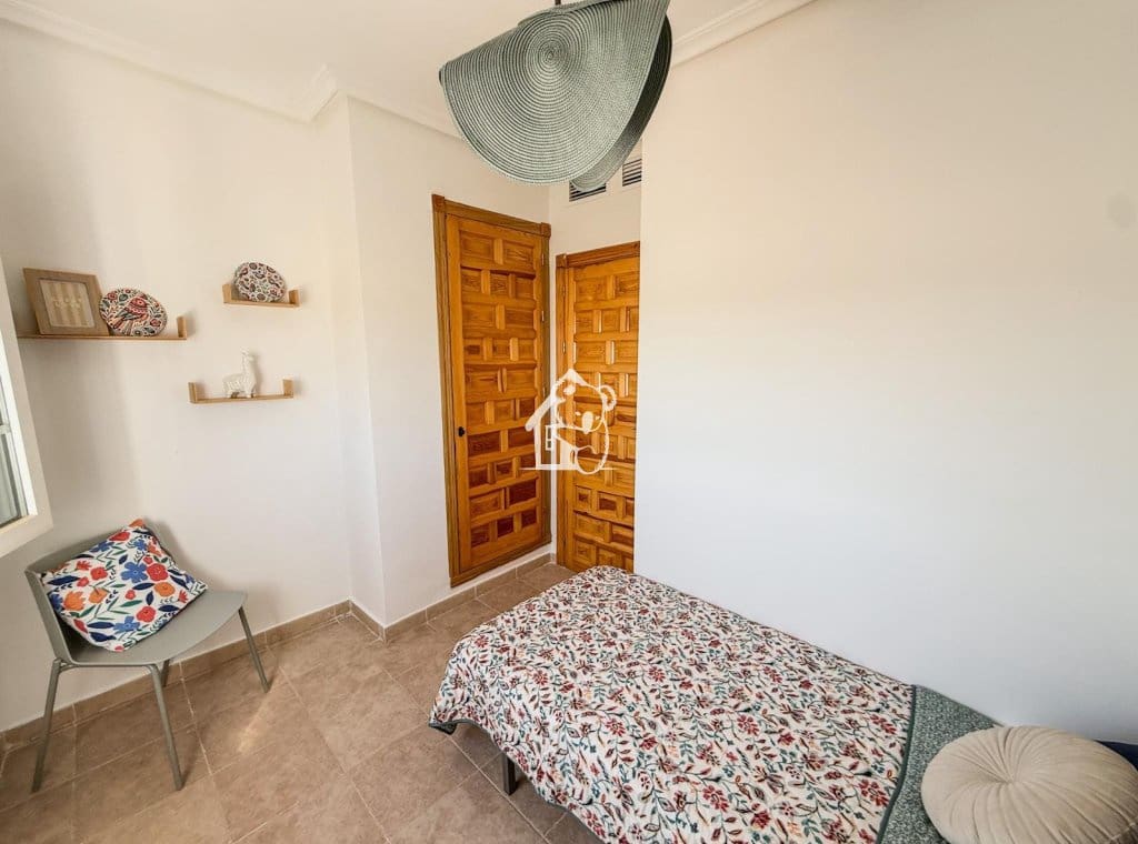 2 makuuhuone Omakotitalo vuokrattavana paikassa Roldan mukana uima-altaan 
autotalli - 850 € (Ref: 9949024)