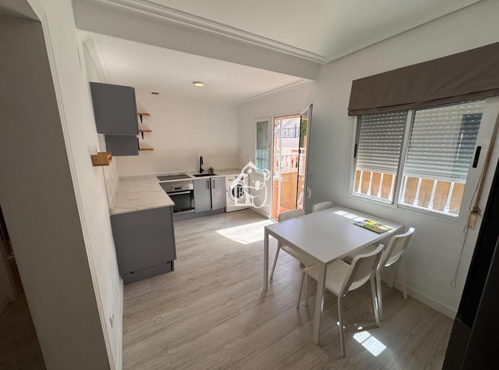 3 makuuhuone Omakotitalo vuokrattavana paikassa Los Altos - 1 400 € (Ref: 9958932)