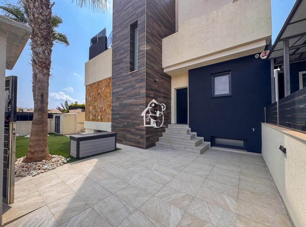 4 slaapkamer Villa te huur in Orihuela Costa met zwembad - € 3.000 (Ref: 9981701)