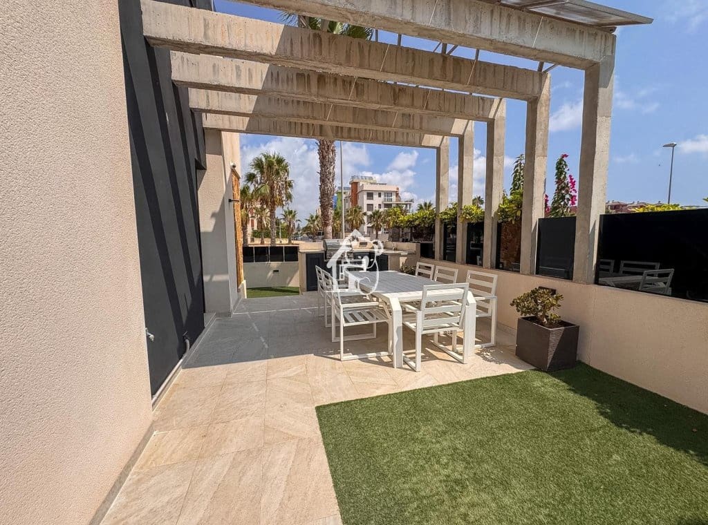 4 slaapkamer Villa te huur in Orihuela Costa met zwembad - € 3.000 (Ref: 9981701)